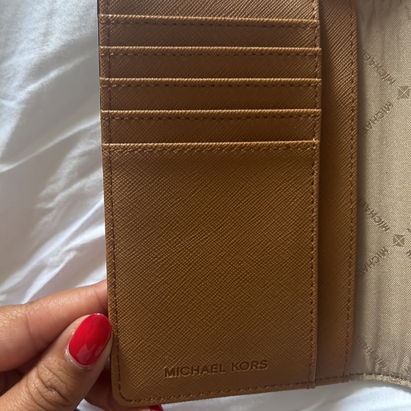 MICHAEL KORS PASSPORT HOLDER NWOT - Picture 4 of 5